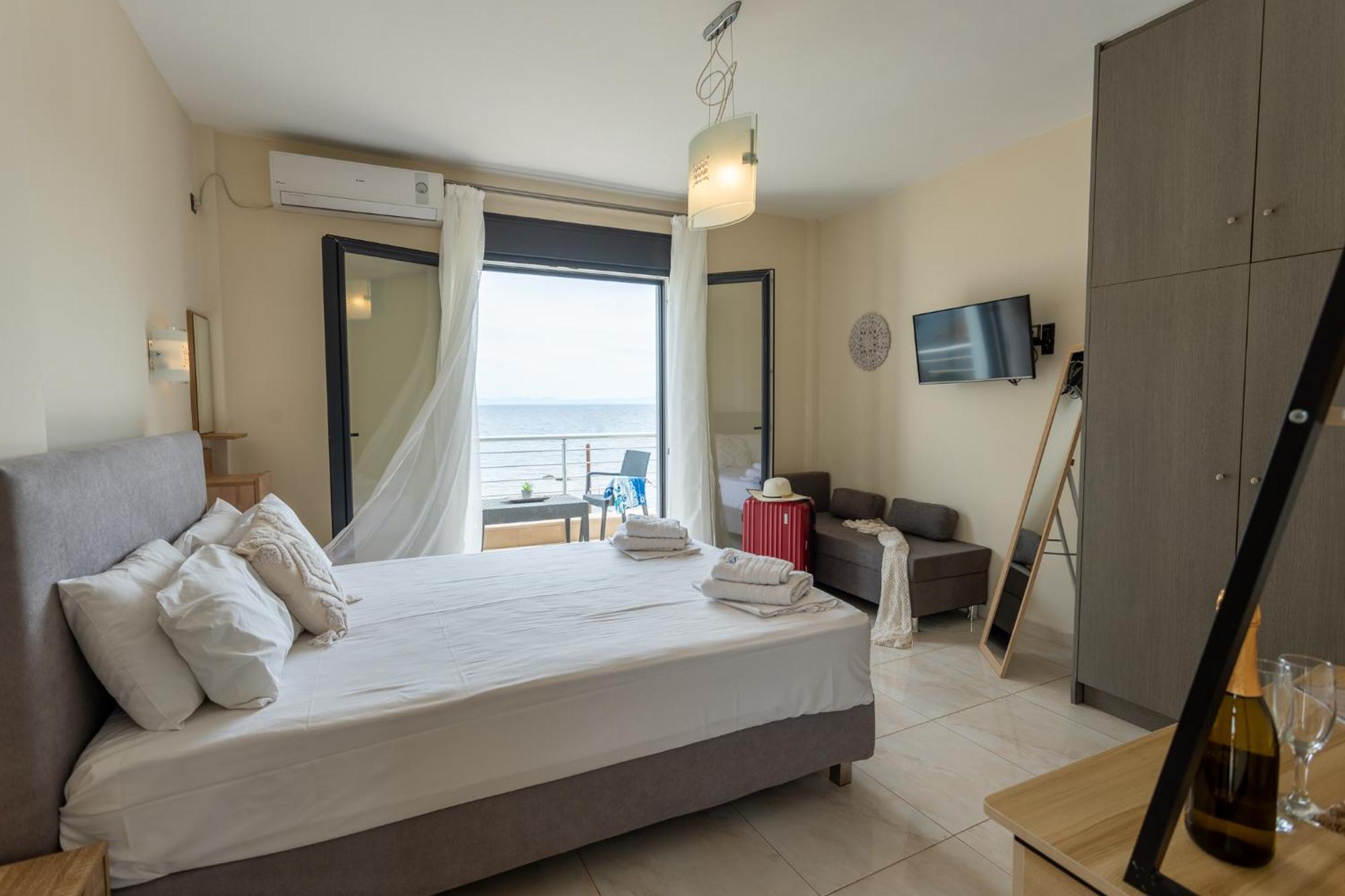 Blue Waves Luxury Suites By The Sea Plomári Kültér fotó
