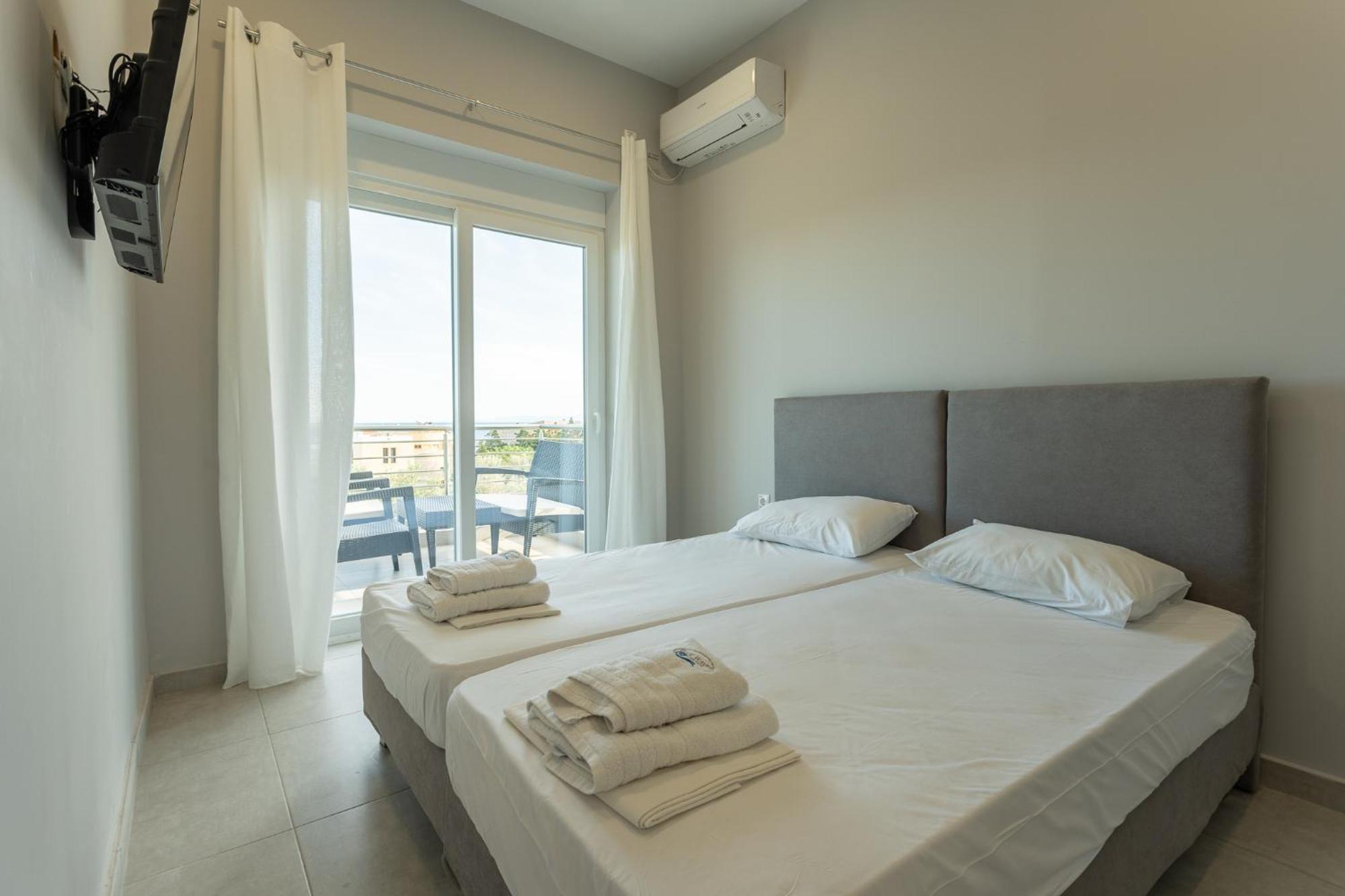 Blue Waves Luxury Suites By The Sea Plomári Kültér fotó